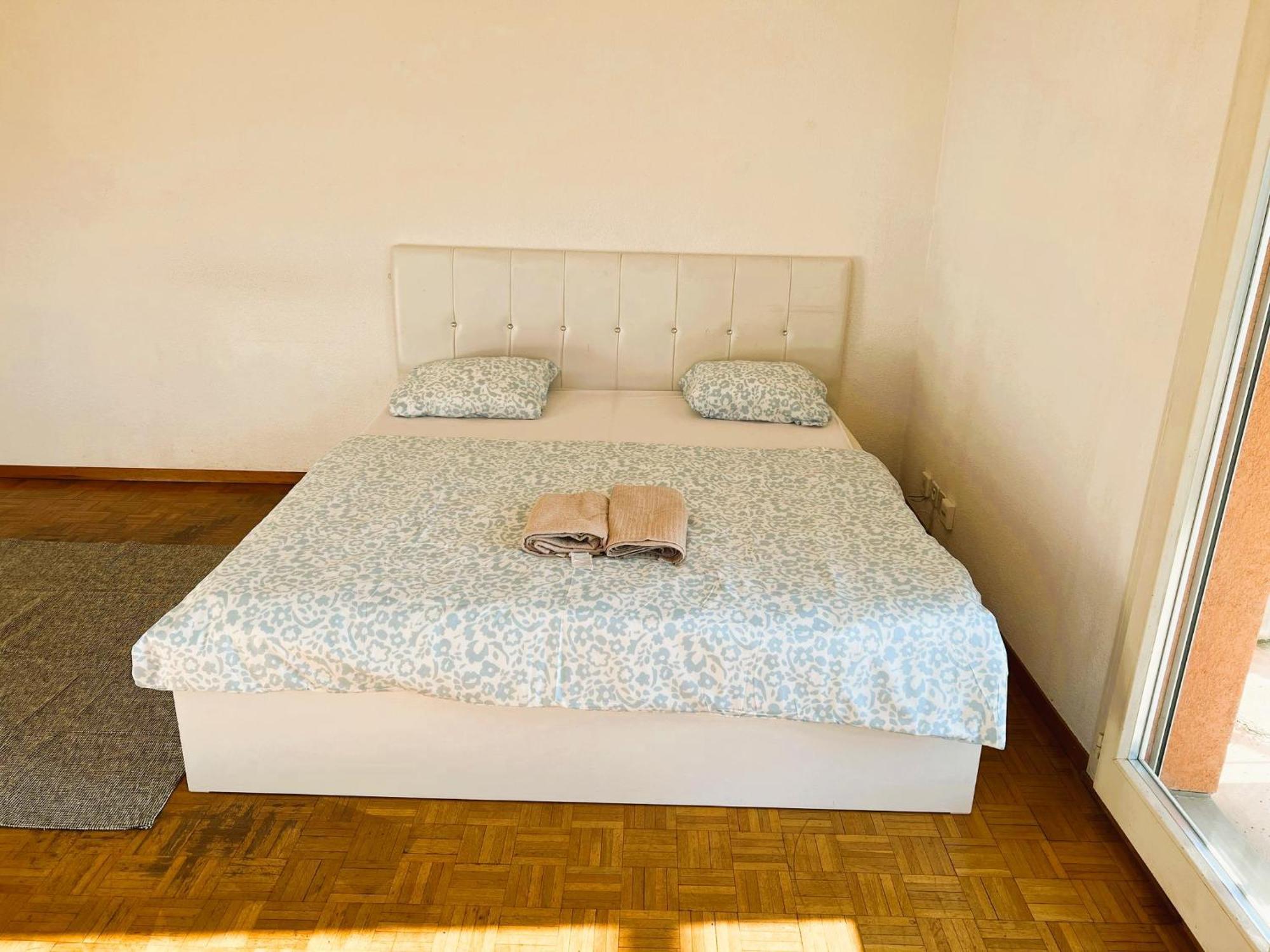 Huge Apartments, Multiple Bedrooms With Balcony In Center - Self Checkin